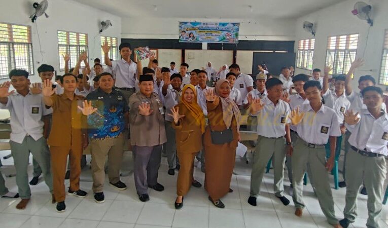Ketua KPAD Labura Edukasi Siswa SMKN PP Kualuh Selatan tentang Bahaya Bullying – Berita24Jam