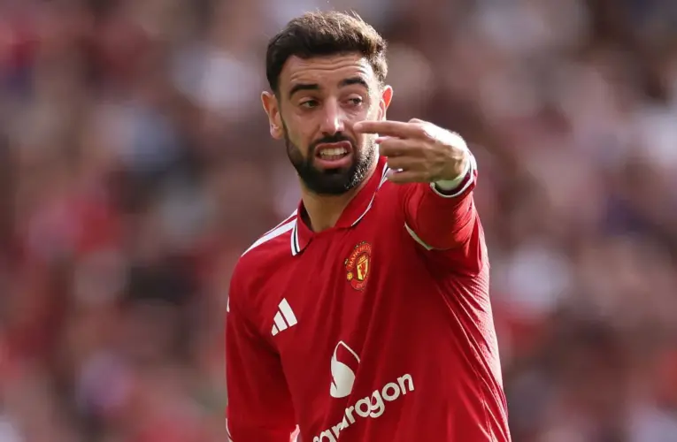 Gabriel Agbonlahor Kritik Bruno Fernandes atas Kartu Merah Phil Foden