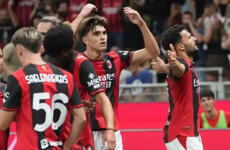 Media Italia: Trio Bek AC Milan Kedodoran Saat Lawan Benfica