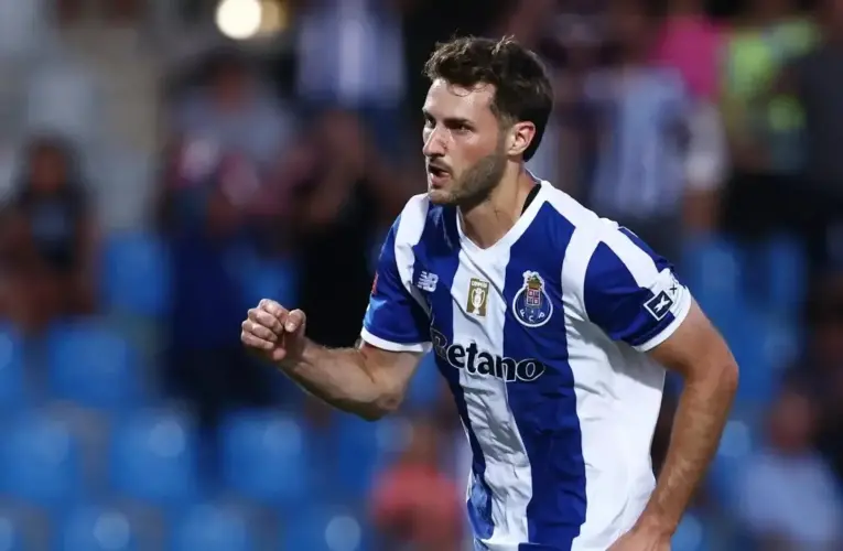 Santiago Gimenez Akhirnya Cetak Gol Perdana untuk Porto Lewat Penalti